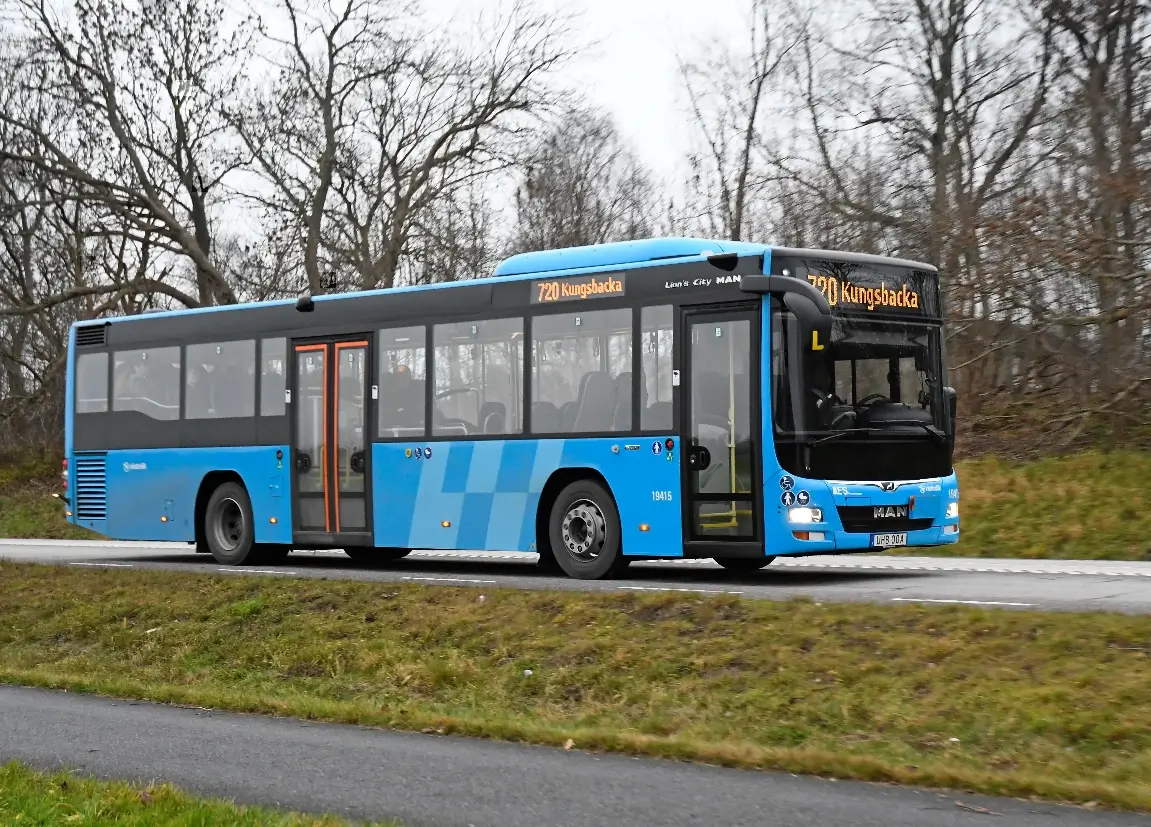 Blå buss från KE´S Bussar som kör linjetrafik i Kungsbacka