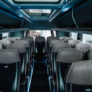 Hyr buss med en modern och fräsch inredning.